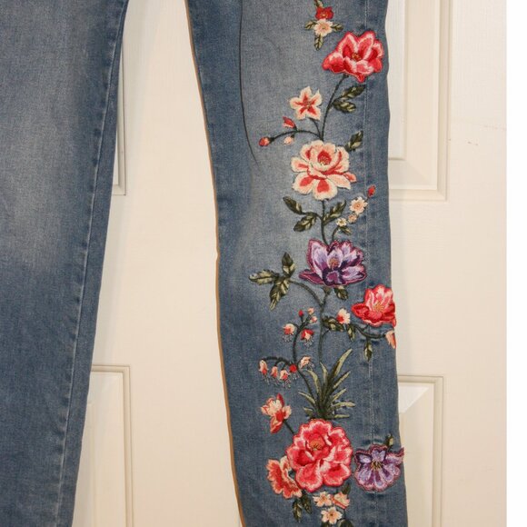 Sundance Women's Jeans Size 30 Floral Embroidered Mid Rise - Picture 2 of 5